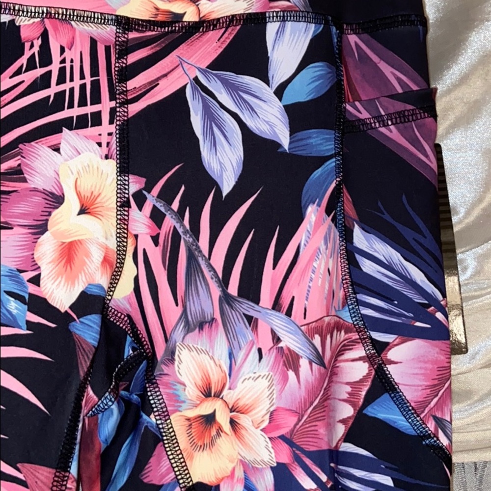🌸NWT bebe sport hot pink tropical pocket Capri - Picture 3 of 8